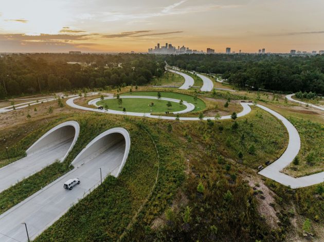 Green over Gray – The Land Bridge and Prairie in Memorial Park by NBWLA